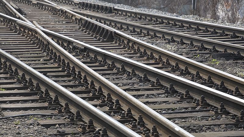Vlak na Pardubicku zabil člověka, doprava mezi Prahou a Moravou stojí